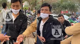 [CLIP] Đang 'ôm' ma túy thì gặp chốt 141, hai đối tượng 'làm xiếc' bất thành