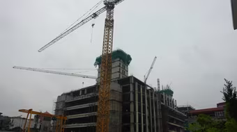 Sàn bê tông “khủng” va giàn giáo, 2 công nhân trọng thương