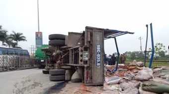 2 xe tải va nhau, lật kềnh trên quốc lộ 5