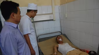 Lăn xả cứu người dân, CSGT bị côn đồ chém trọng thương