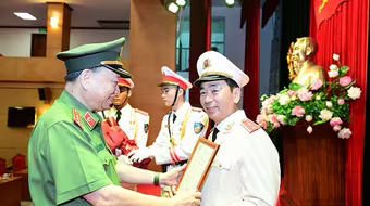 Trao Quyết định thăng cấp bậc hàm từ Thiếu tướng lên Trung tướng đối với Thứ trưởng Trần Quốc Tỏ