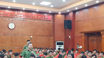 Chỉ huy Công an quận lắng nghe ý kiến của cán bộ chiến sỹ