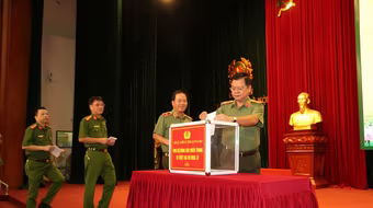 Đoàn công tác Công an Hà Nội lên đường cứu trợ đồng bào 7 tỉnh miền Trung