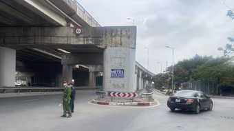 Nửa tháng, phạt liên tiếp 35 xe khách tại nút rẽ vào đường Trần Thủ Độ 