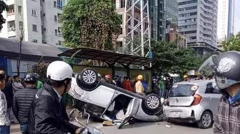 Hà Nội: Tai nạn liên hoàn, xe ô tô lật ngữa giữa phố