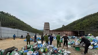 Đột kích lò chuyên đốt hàng chục tấn thất thải nguy hại mỗi ngày