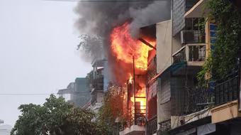 Đốt nhà bạn gái vì mâu thuẫn tình cảm