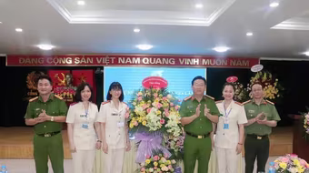 Đại hội Phụ nữ Công an huyện Gia Lâm: Đại biểu nghiên cứu văn kiện bằng thẻ tích hợp mã QR