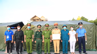 Trao bằng khen của Chủ tịch UBND thành phố Hà Nội tặng 2 chốt kiểm soát dịch bệnh