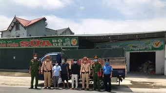 Lợi dụng được cấp ‘luồng xanh’, chở thuê người qua chốt kiểm dịch