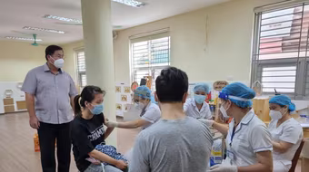 Ban Thường vụ và lãnh đạo quận trực tiếp kiểm tra, đôn đốc công tác tiêm phòng dịch Covid