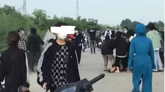 Hai nữ sinh cấp 3 cầm đầu... hai nhóm 50 đối tượng hỗn chiến bằng dao, gậy, mũ bảo hiểm