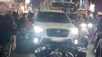 Cơ quan Công an thông tin ban đầu vụ ô tô va liên hoàn 4 xe máy trên phố Bạch Mai