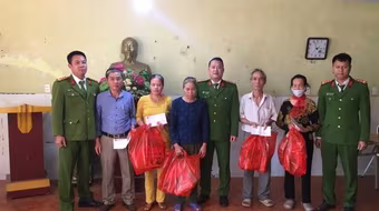 Tặng quà các gia đình hoàn cảnh khó khăn dịp Tết Nguyên đán Quý Mão