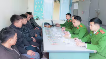 Hốt ổ bạc đang say sưa sát phạt, thu giữ hơn 200 triệu đồng