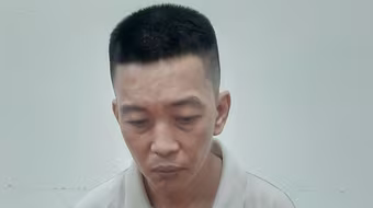 10 gói nhỏ trong túi quần người đàn ông đi xe Dylan