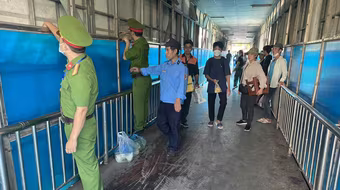 Ra quân giải quyết hàng rong trên cầu vượt cổng Bệnh viện Bạch Mai