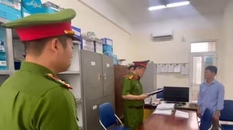 Hà Nội: Tạm giam cựu chủ tịch xã cùng nhân viên kế toán…chi tiêu tùy tiện hàng trăm triệu đồng