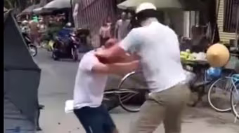 Tạm giữ hình sự đối tượng dùng côn gỗ đập liên tiếp vào đầu ‘đối thủ’ 