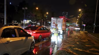 Xử lý kịp thời, truy 'nguồn' vệt dầu loang gây trơn trượt trên đường Lê Trọng Tấn