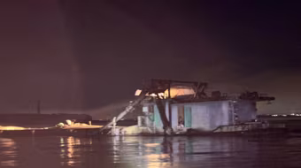 Tám đối tượng, 2 tỷ đồng và 1 khẩu súng trong vụ bắt 'cát tặc' trên sông Hồng