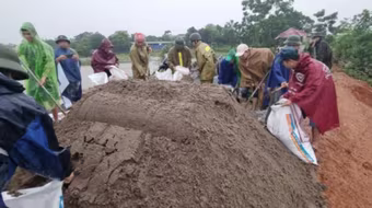 Lực lượng Công an kịp thời hỗ trợ người dân vùng ven đô Hà Nội chịu ảnh hưởng của bão số 2