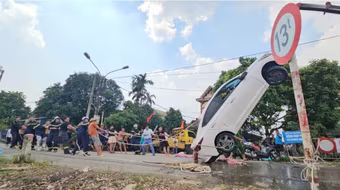 Hà Nội: Trục vớt thành công xe ô tô 4 chỗ bị nước cuốn trôi 