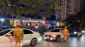 Chốt kiểm tra nồng độ cồn tối 27 Tết ở trục đường huyết mạch tại Hà Nội: Ít vi phạm!