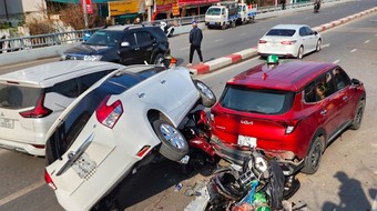 Tai nạn liên hoàn giữa ô tô và xe máy gần chợ hoa Quảng An