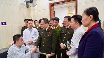 Giám đốc Công an thành phố Hà Nội thăm, động viên cán bộ bị thương trong khi làm nhiệm vụ