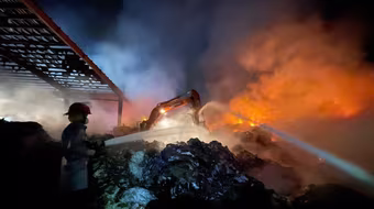 Xuyên đêm xử lý vụ cháy bãi phế liệu tại Công ty giấy Hưng Hà 