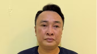 Tạm giữ đối tượng chống người thi hành công vụ tại chợ Long Biên