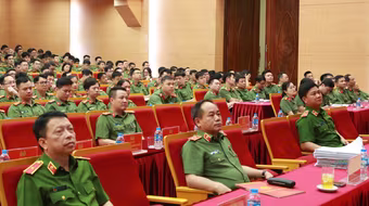 Trung tướng Nguyễn Thanh Tùng cùng hơn 2.500 cán bộ, chiến sỹ Công an Hà Nội dự hội nghị trực tuyến toàn quốc, quán triệt 2 Nghị quyết quan trọng của Bộ Chính trị