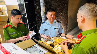 Tóm gọn lô kẹo socola, táo đỏ “trôi nổi” tại xã La Phù