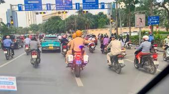 CSGT dùng mô tô chuyên dụng mở đường đưa cháu bé đi cấp cứu