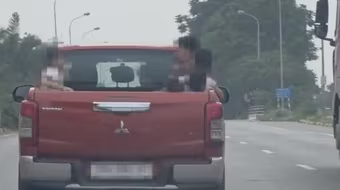 Phạt tài xế chở 6 cháu nhỏ trên thùng xe bán tải