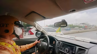 Cảnh sát giao thông Hà Nội phối hợp giúp đỡ người đàn ông vượt qua 'lằn ranh sinh tử'