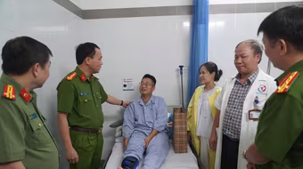 Lãnh đạo Công an thành phố Hà Nội thăm hỏi chiến sỹ bị thương trong khi làm nhiệm vụ