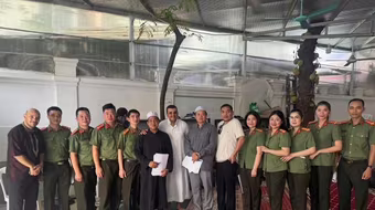 Công an phường Hoàn Kiếm: Gây dựng niềm tin chuyển đổi số cho công dân nước ngoài