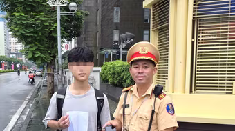 Nhận lại chiếc điện thoại bị mất, nam sinh Hà Nội viết thư cảm ơn CSGT