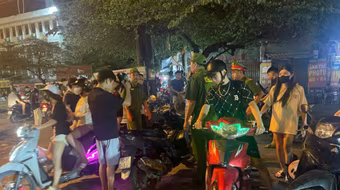 Cảnh sát 113 phối hợp xử lý kịp thời hiện tượng hàng quán 'bao vây' cổng trường học