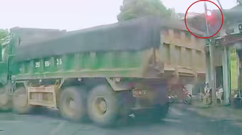 Từ phản ánh của người dân, tài xế xe tải vượt đèn đỏ trên Quốc lộ 32 bị xử lý