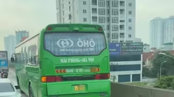 Xử phạt tài xế xe khách đi vào làn dừng xe khẩn cấp trên đường vành đai 3 trên cao