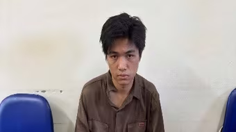 Rạng sáng dỡ mái chui vào cửa hàng kinh doanh điện thoại