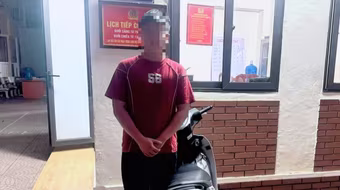 Nam thanh niên “trả giá” vì đeo khẩu trang vào biển số xe máy trên phố Xã Đàn