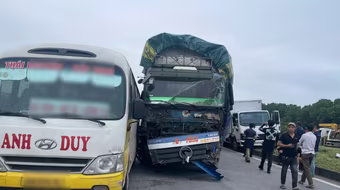 Xe tải va 5 ô tô trên cao tốc Hà Nội - Thái Nguyên