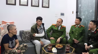 Lãnh đạo CATP Hà Nội thăm hỏi, động viên cán bộ Phòng Cảnh sát Hình sự bị thương khi làm nhiệm vụ