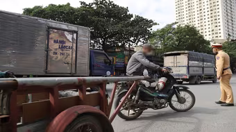 Xử phạt 243 trường hợp xe ba bánh tự chế, xe chở hàng cồng kềnh