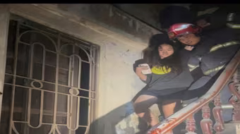 Kịp thời giải cứu 3 người trong vụ cháy nhà dân tại phố Thú Y 