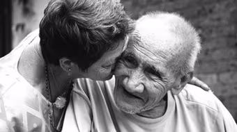 Càng già càng lười hôn